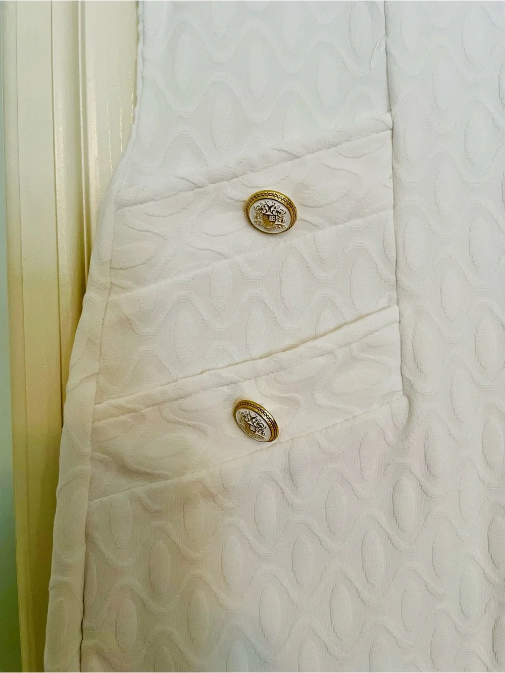 J. McLaughlin White Textured Jacquard Shift Dress Gold Button Pockets